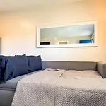 Downtown Area 2 Beds Plus Sofa Bed Sleep 6 Stylish