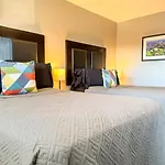 Downtown Area 2 Beds Plus Sofa Bed Sleep 6 Stylish