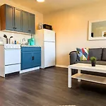 Downtown Area 2 Beds Plus Sofa Bed Sleep 6 Stylish