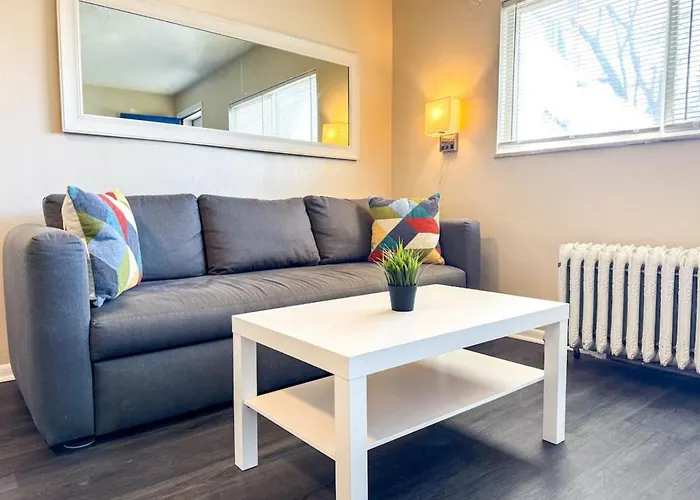 Downtown Area 2 Beds Plus Sofa Bed Sleep 6 Stylish
